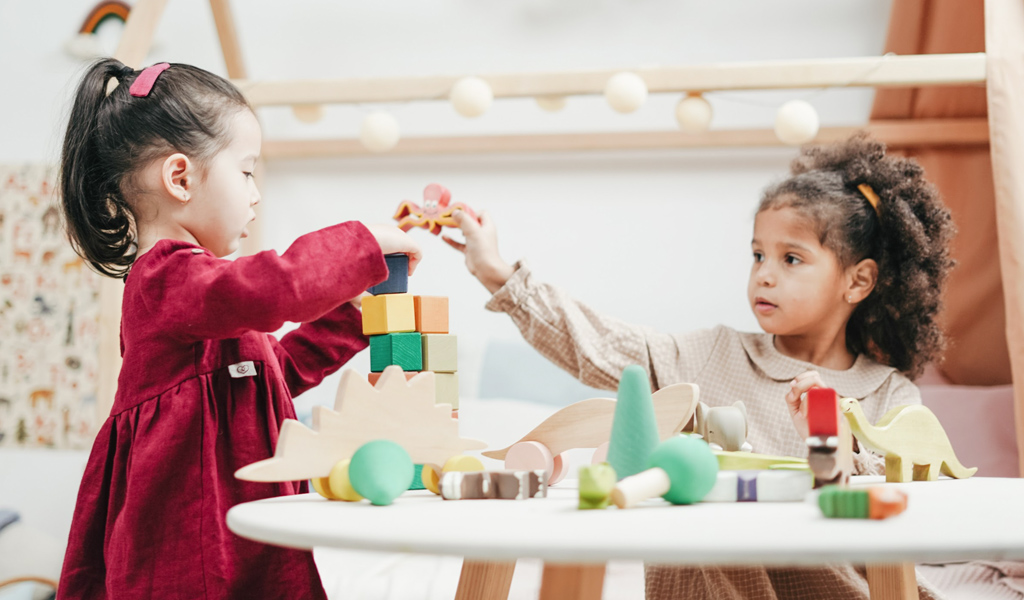 banner-littlegirls-playing